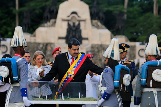رئيس فنزويلا يكرم الجنود