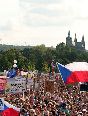 أعلام التشيك ترفرف على ساحة التظاهرات
