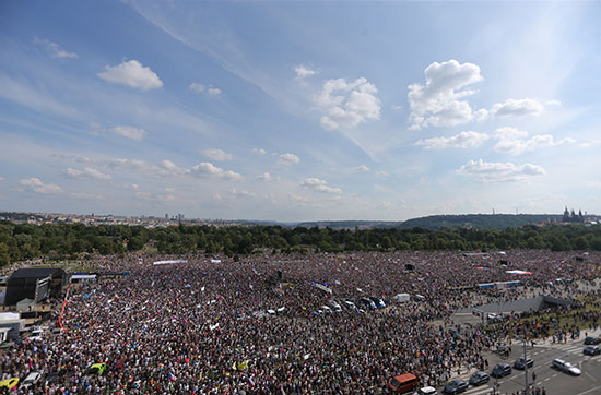 مئات الآلاف يطالبون برحيل رئيس الحكومة