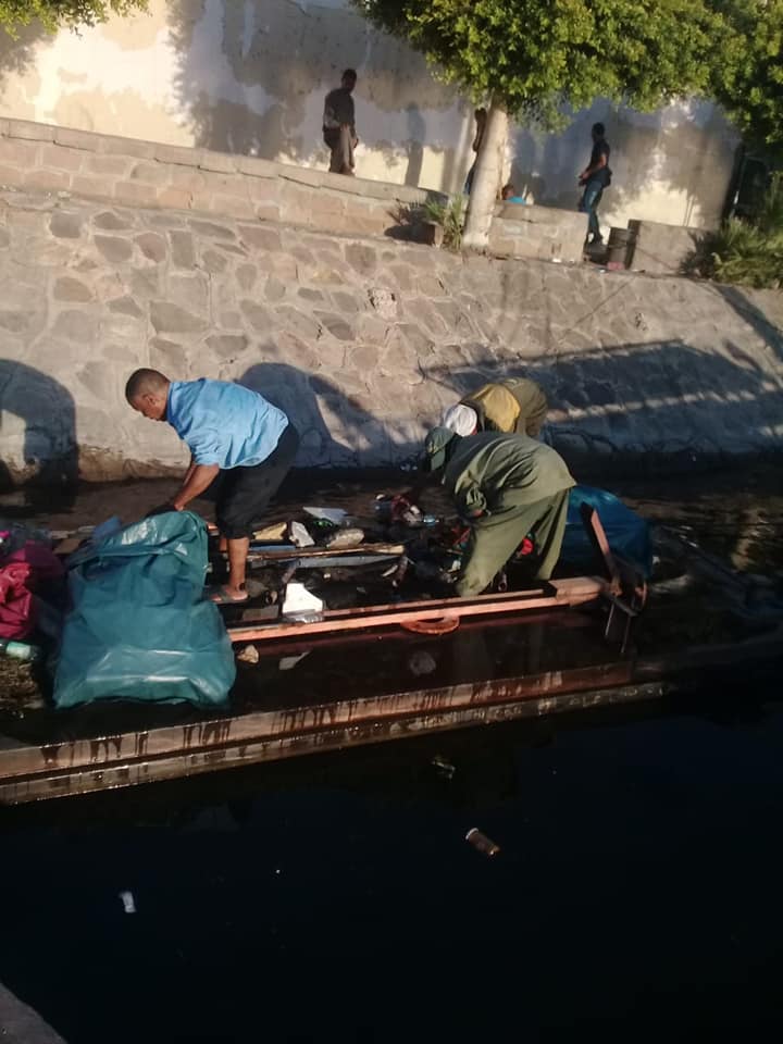 رجال مدينة الأقصر يقودون حملة لتنظيف نهر النيل من القمامة والمخلفات لخدمة السائحين (4)