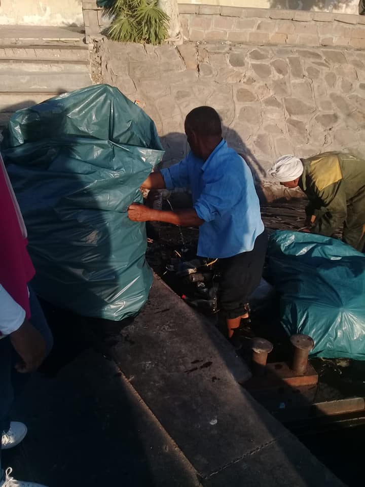 رجال مدينة الأقصر يقودون حملة لتنظيف نهر النيل من القمامة والمخلفات لخدمة السائحين (3)