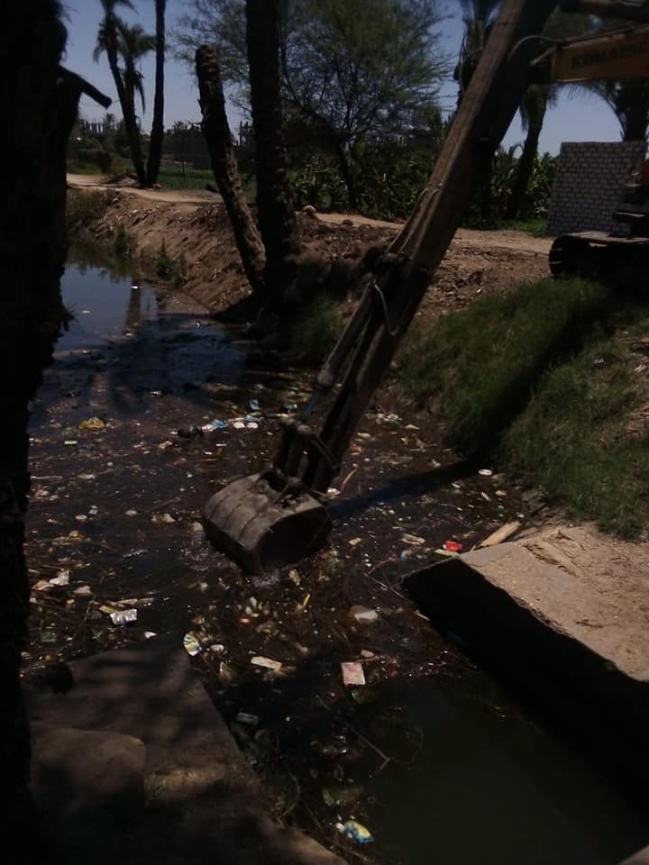 رئيس مدينة الطود يتفقد تركيب خطوط الصرف الصحي بطول 170 متر وتطهير الترع من المخلفات (8)