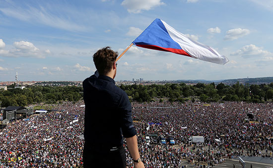 العلم التشيكى يرفرف فى المظاهرات