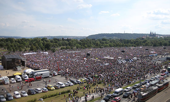 آلاف التشيكيين يطالبون باستقالة رئيس الوزراء