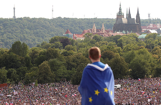 آلاف فى مظاهرات التشيك