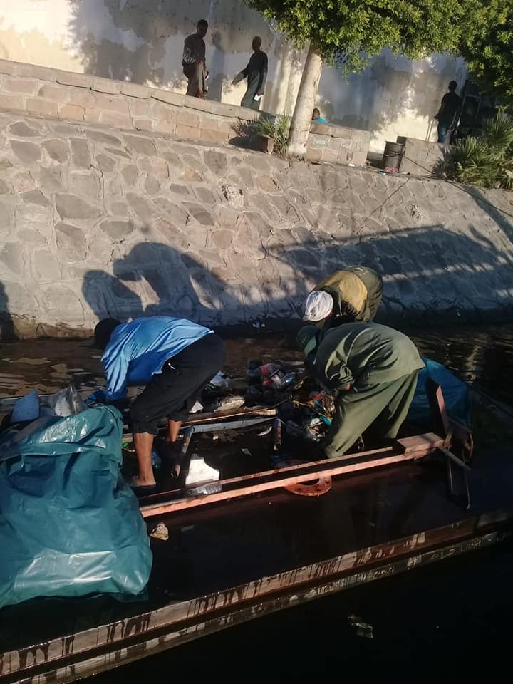 رجال مدينة الأقصر يقودون حملة لتنظيف نهر النيل من القمامة والمخلفات لخدمة السائحين (7)