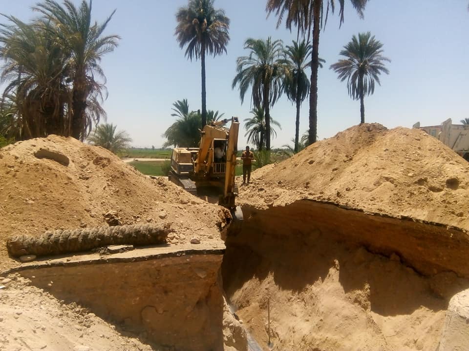 رئيس مدينة الطود يتفقد تركيب خطوط الصرف الصحي بطول 170 متر وتطهير الترع من المخلفات (4)