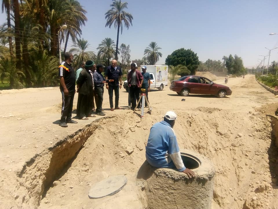 رئيس مدينة الطود يتفقد تركيب خطوط الصرف الصحي بطول 170 متر وتطهير الترع من المخلفات (1)
