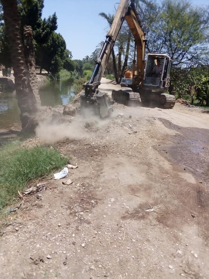 رئيس مدينة الطود يتفقد تركيب خطوط الصرف الصحي بطول 170 متر وتطهير الترع من المخلفات (3)