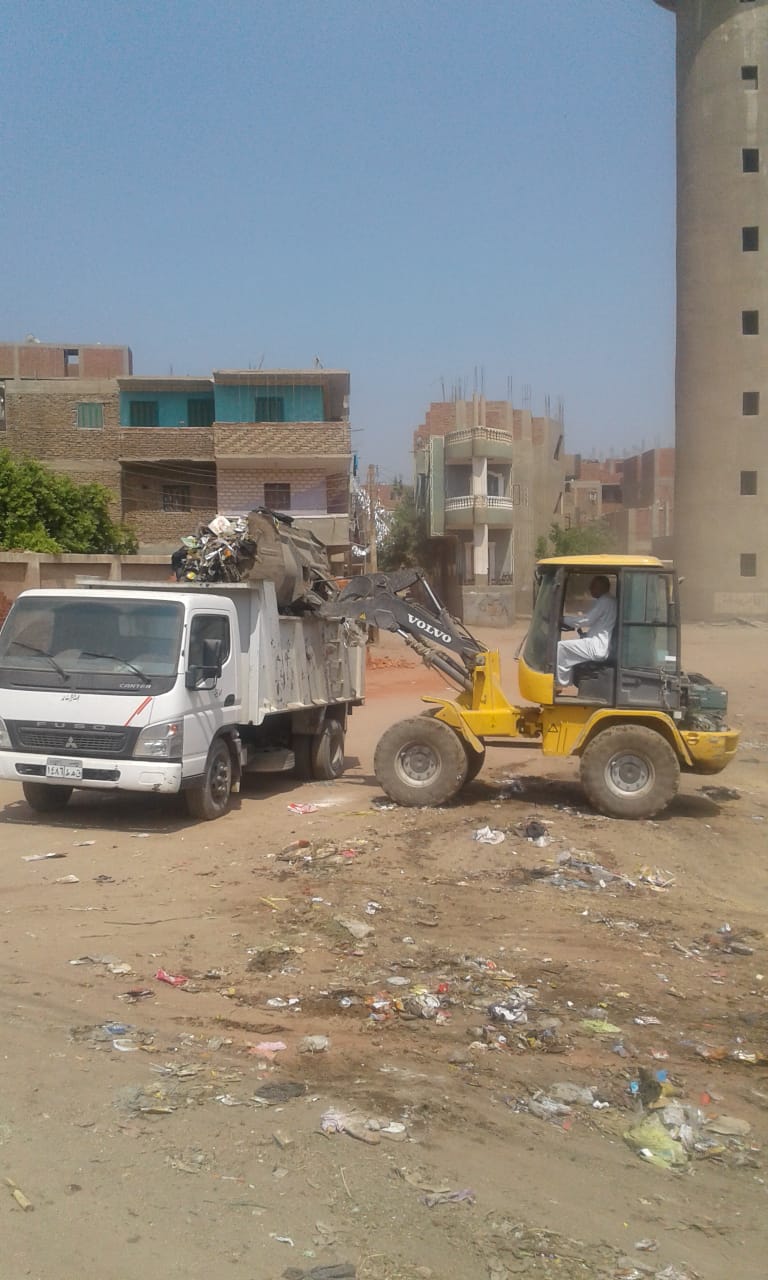 رفع أكوام القمامة بشوارع شبين القناطر (2)