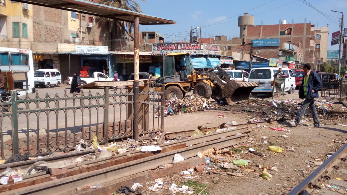 رفع أكوام القمامة بشوارع شبين القناطر (4)