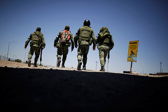 عناصر من الجيش المكسيكى تواصل انتشارها