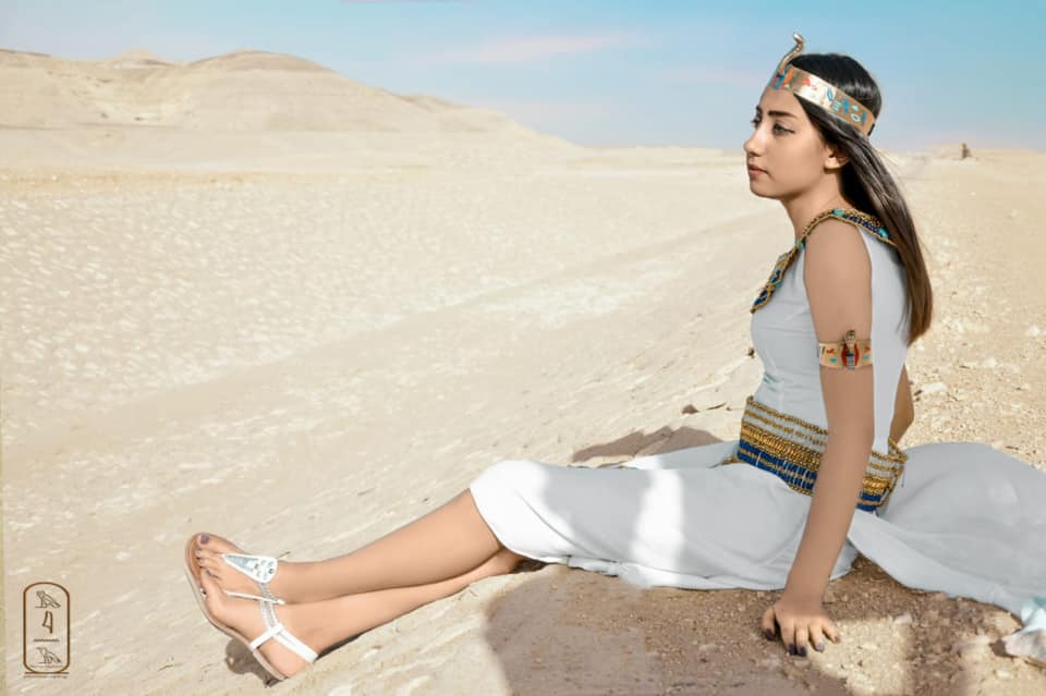 فتاة صعيدية  تروج للسياحة بأسيوط بارتداء الزي الفرعوني علي غرار الملكة كيلوباترا (3)