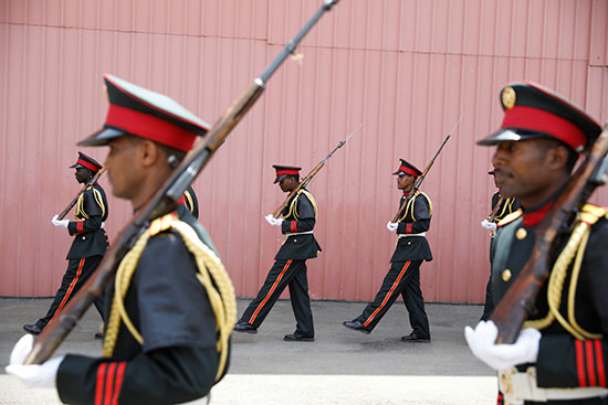 جنود مشاركون فى الجنازة العسكرية
