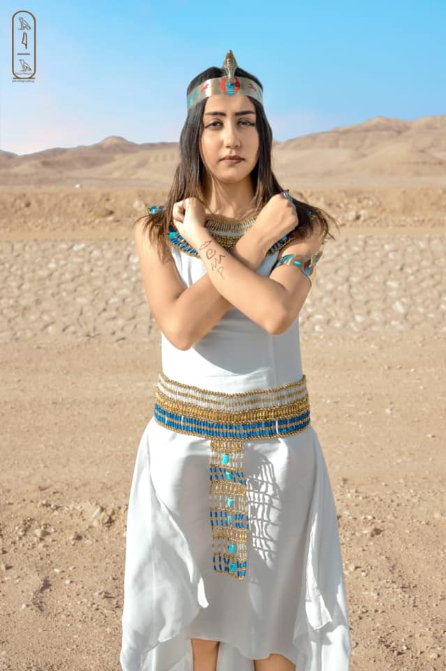 صور.. فتاة صعيدية تروج للسياحة فى أسيوط بارتداء الزى الفرعونى  57697-فتاة-صعيدية--تروج-للسياحة-بأسيوط-بارتداء-الزي-الفرعوني-علي-غرار-الملكة-كيلوباترا-(13)