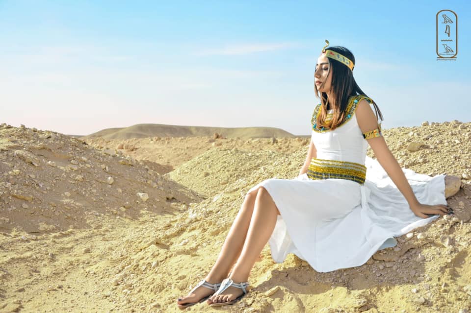 فتاة صعيدية  تروج للسياحة بأسيوط بارتداء الزي الفرعوني علي غرار الملكة كيلوباترا (1)