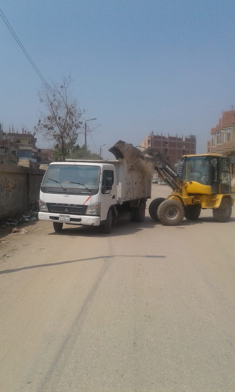 رفع أكوام القمامة بشوارع شبين القناطر (1)