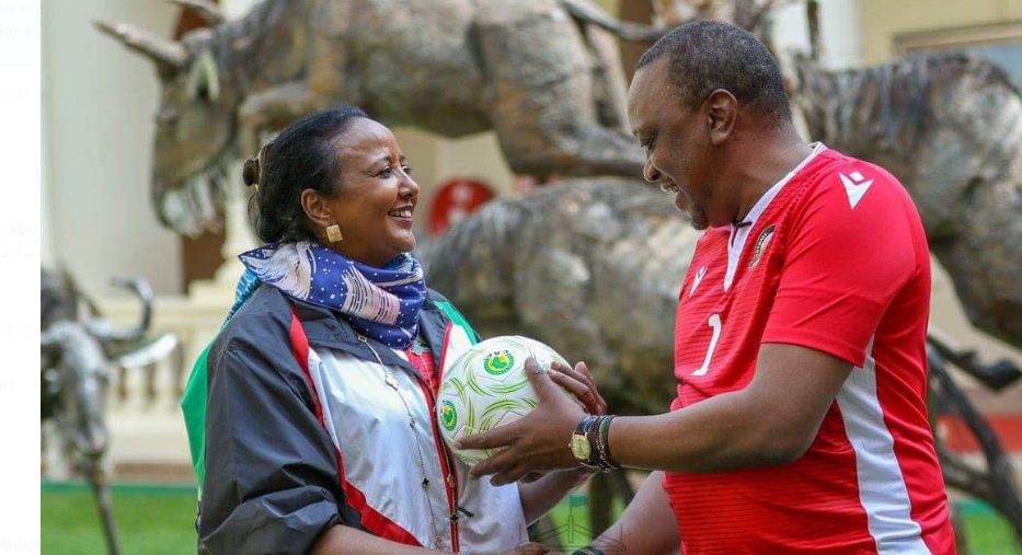 رئيس كينيا وزوجته يدعمان المنتخب