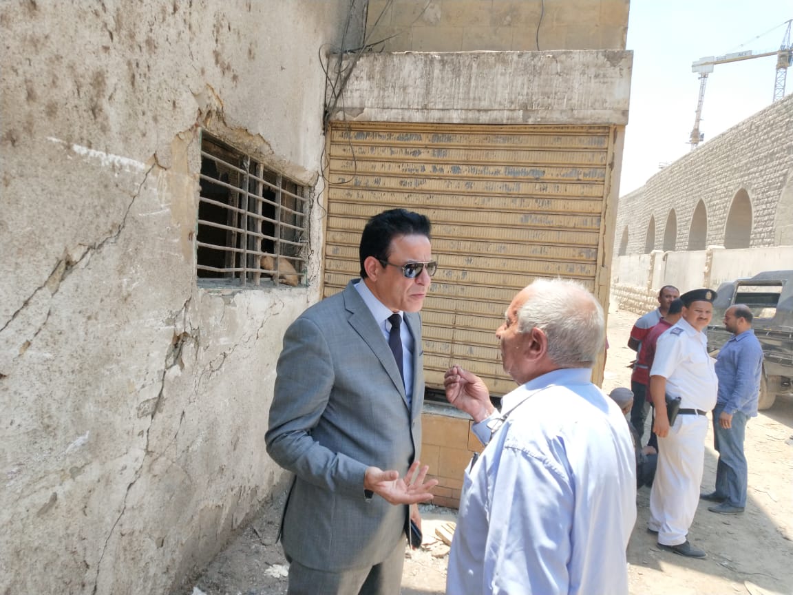 نائب محافظ القاهرة يتفقد أعمال هدم المدابغ (1)