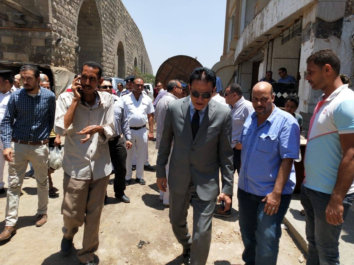 نائب محافظ القاهرة يتفقد أعمال هدم المدابغ (4)
