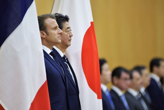 رئيس-وزراء-اليابان-وماكرون