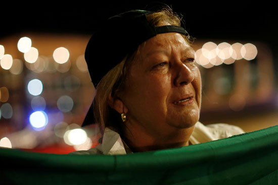 بكاء سيدة فرحا بعد رفض الإفراج عن الرئيس البرازيلى السابق لولا دا سيلفا