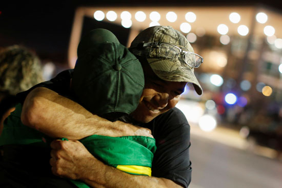 برازيليون يحتضون بعضهم فرحا برفض الإفراج عن لولا دا سيلفا