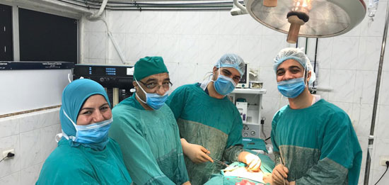 الفريق الطبى أثناء أجراء عملية استئصال الورم
