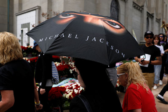 مظلة بصورة مايكل جاكسون فى ذكرى رحيله