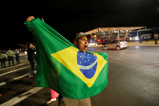 مواطن برازيلى يحتفل برفض طلب للإفراج عن لولا دا سيلفا
