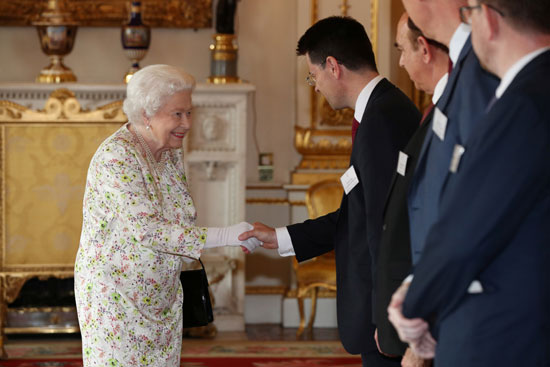 الملكة إليزابيث تستقبل الضيوف بقصر باكنجهام