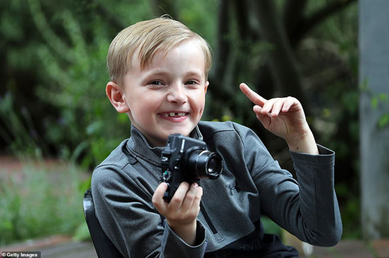أحد الأطفال خلال ورشة الجمعية الملكية للتصوير الفوتوغرافى