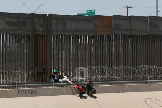 مهاجرين غير شرعيين فى الحدود الأمريكية
