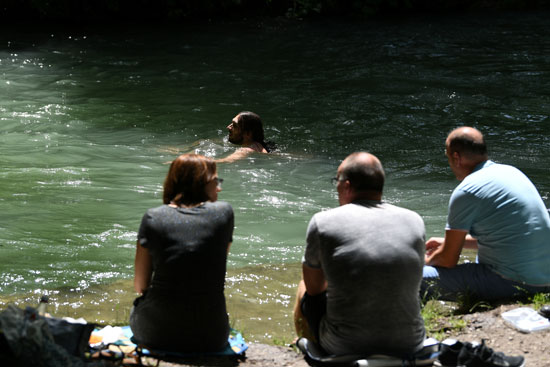 الناس-يسبحون-في-نهر-إيسباخ-في-ميونيخ