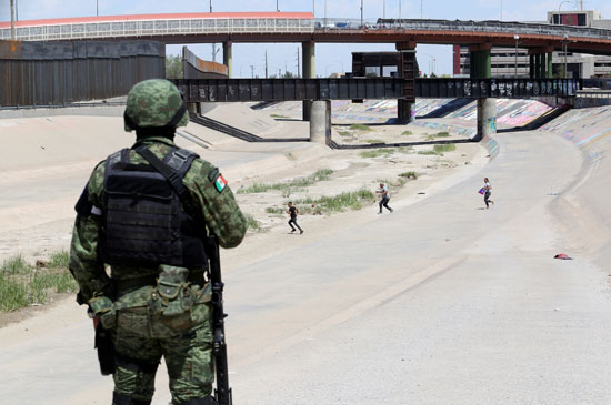 جندى مكسيكى يرصد مهاجرين غير شرعيين