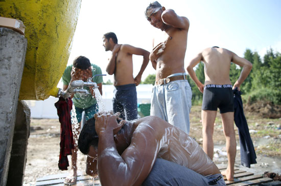 المهاجرون-يستحمون-في-معسكر-فوتشاك-في-بيهاتش
