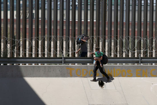 مهاجرين غير شرعيين على  الحدود بين المكسيك وأمريكا