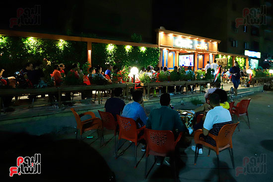 الجماهير تشاهد لقاء مصر والكونغو على مقاهى المحروسة (18)