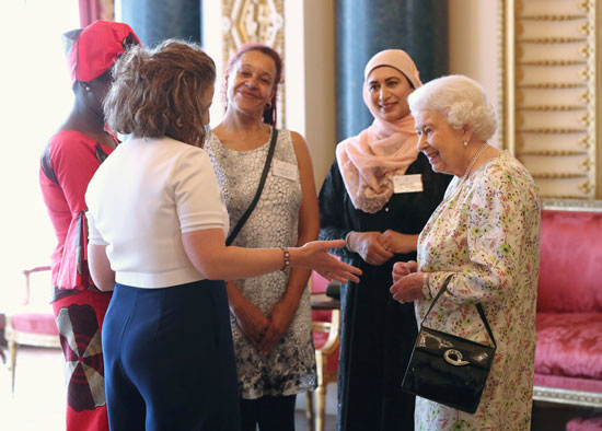 ملكة بريطانيا تتحاور مع ضيوف حفل الاستقبال الدينى