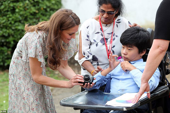 دوقة كامبريدج تعطى كاميرا لأحد الأطفال بالجمعية الملكية