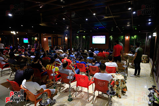 الجماهير تشاهد لقاء مصر والكونغو على مقاهى المحروسة (3)