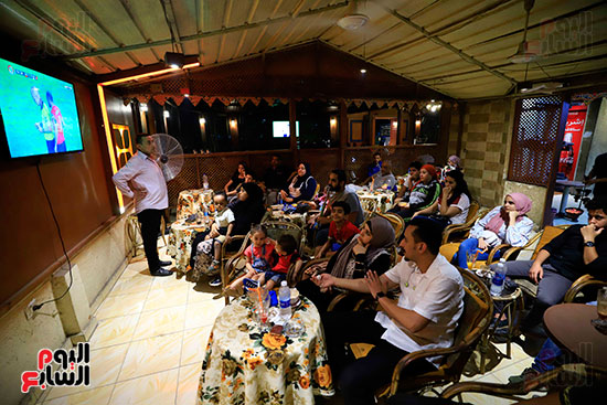 الجماهير تشاهد لقاء مصر والكونغو على مقاهى المحروسة (11)
