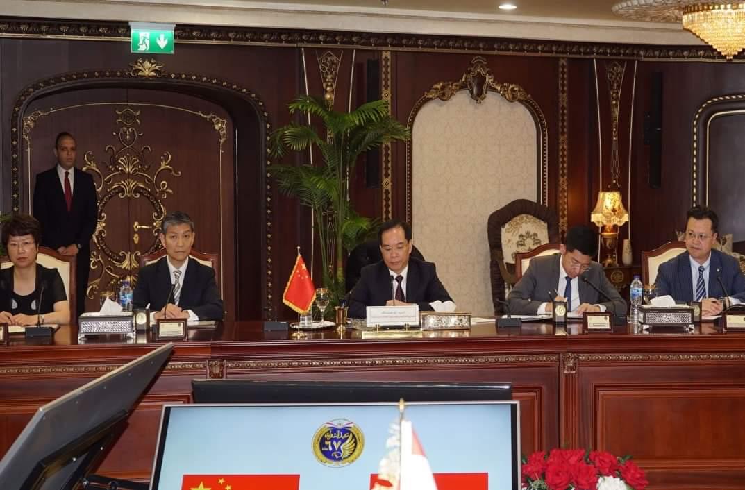 وزير الداخلية يستقبل  نائب وزير الأمن العام بجمهورية الصين (1)