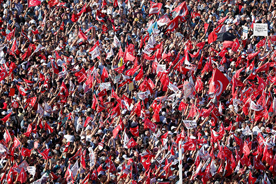 الآلاف يحتفلون برئيس بلدية اسطنبول
