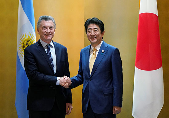 مصاحة بين رئيس الوزراء اليابانى ورئيس الأرجنتين