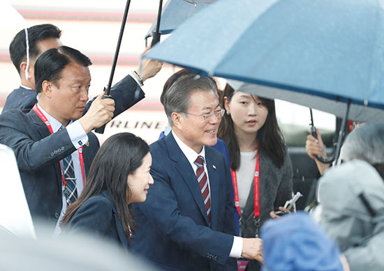 رئيس كوريا الجنوبية يصافح مستقبليه