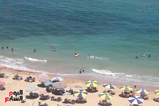 شواطئ الإسكندرية تجذب آلاف المصطافين (4)