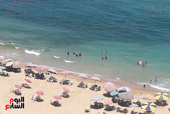 شواطئ الإسكندرية تجذب آلاف المصطافين (6)