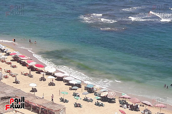 شواطئ الإسكندرية تجذب آلاف المصطافين (5)