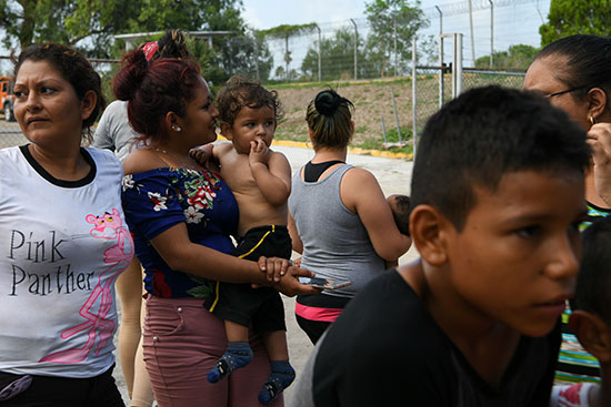 مجموعة من طالبى اللجوء بالمكسيك داخل مخيم مؤقت للهجرة (4)
